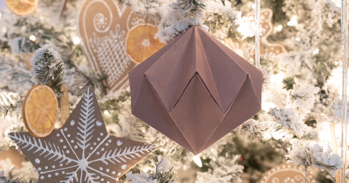 You are currently viewing چگونه با کاغذ ساده یک زیور الماس اوریگامی درست کنیم